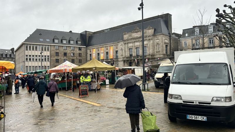 Le marché de Dinan, place du Champ